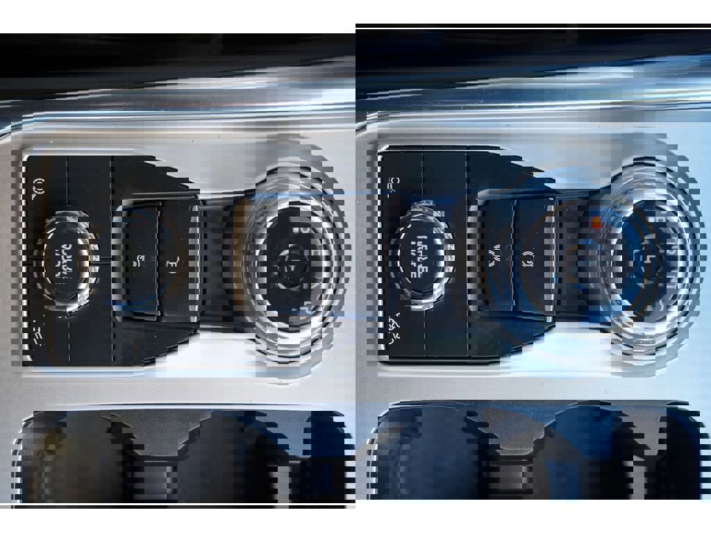 Used 2022 Ford Explorer XLT w/ Equipment Group 202A image 24