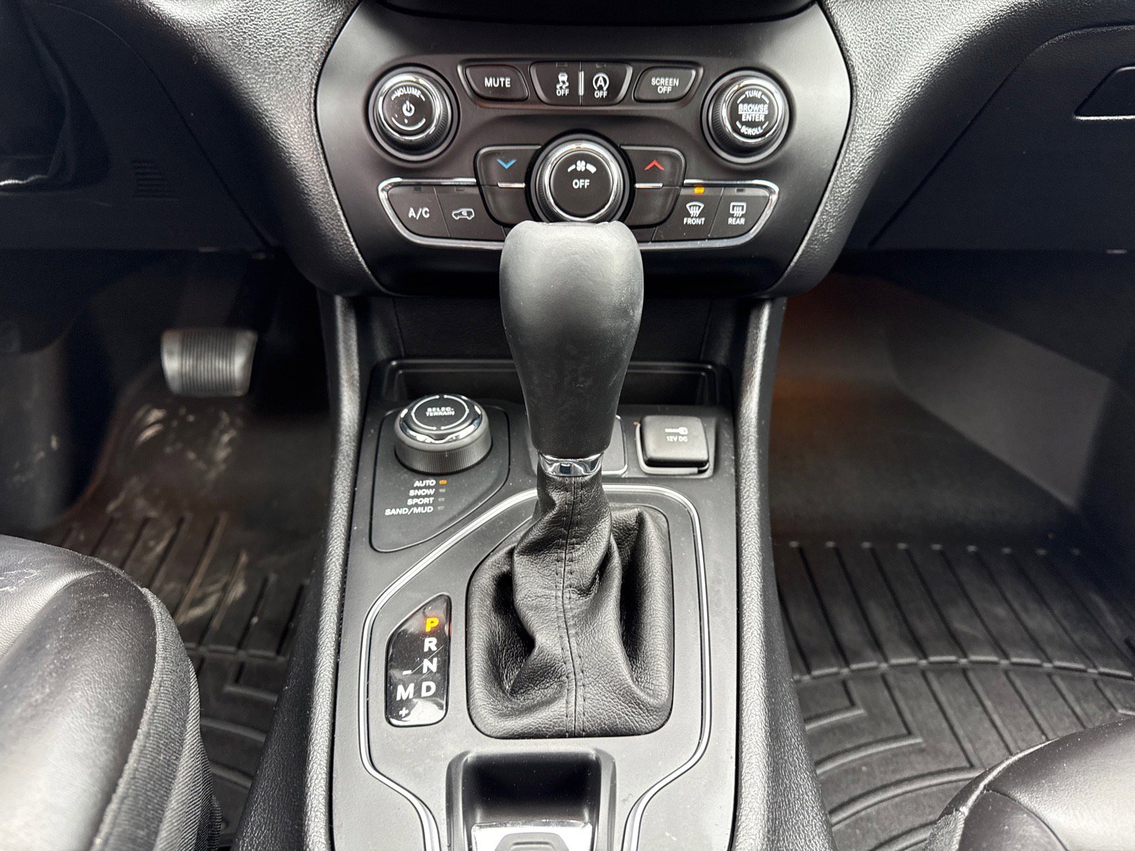 Used 2019 Jeep Cherokee Latitude Plus image 24