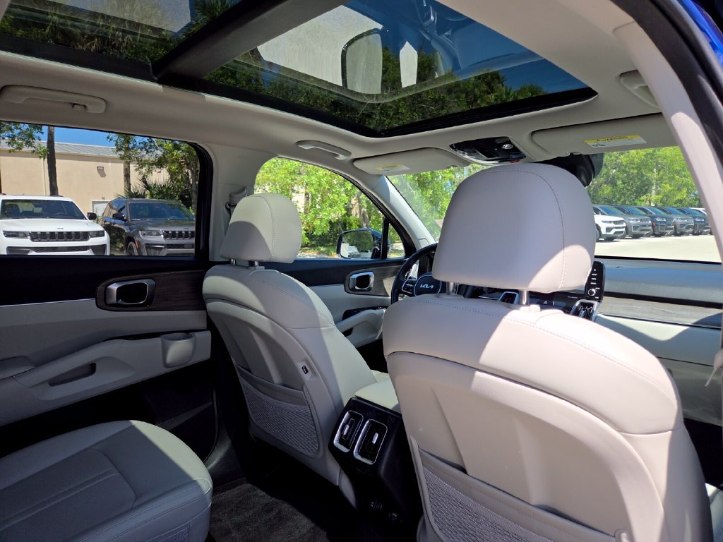 Used 2023 Kia Sorento EX w/ Panoramic Sunroof Package FWD image 17