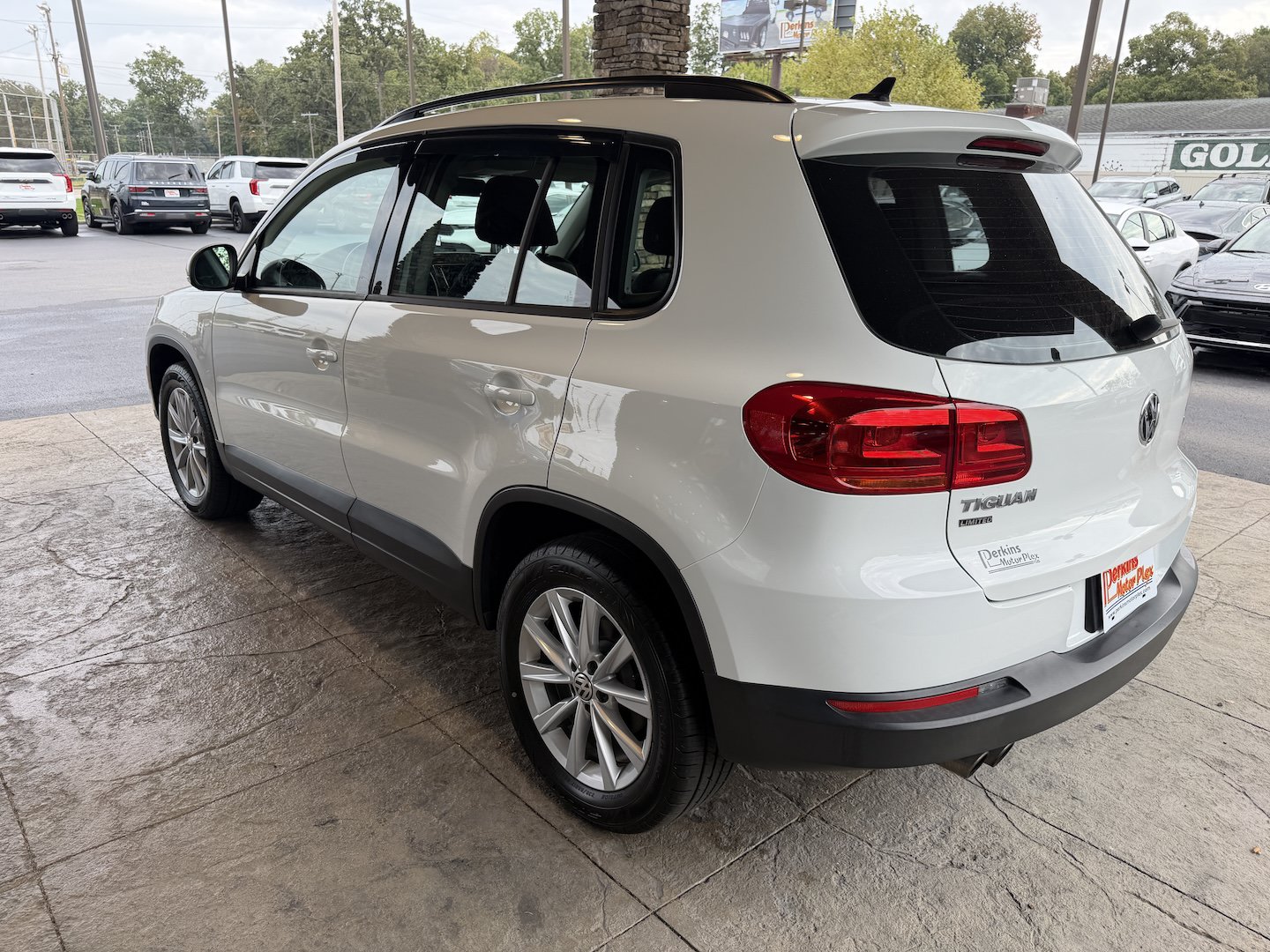 Used 2017 Volkswagen Tiguan Limited w/ Premium Package FWD image 9
