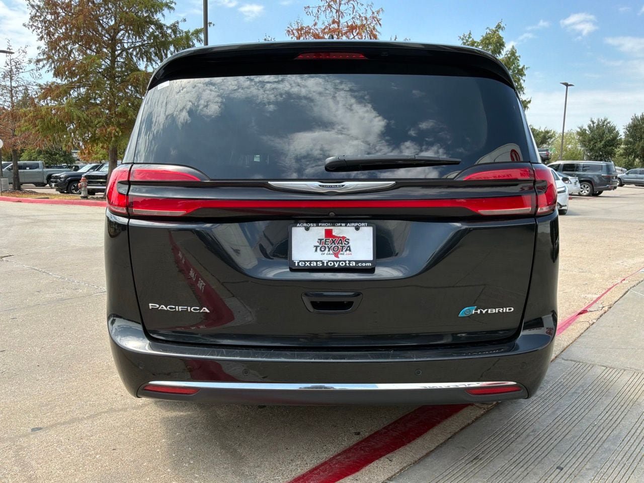 Used 2023 Chrysler Pacifica Limited FWD image 7