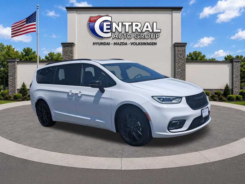 Used 2025 Chrysler Pacifica Limited