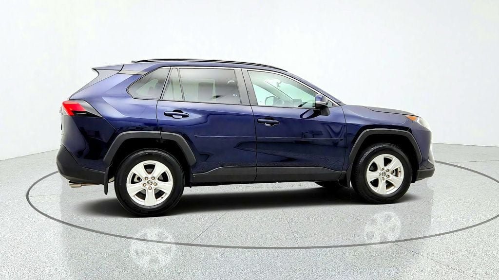 Used 2021 Toyota RAV4 XLE AWD/4WD image 4