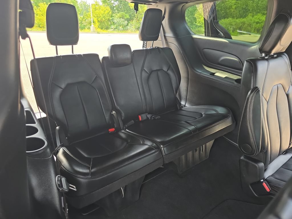Used 2025 Chrysler Pacifica Select FWD image 12