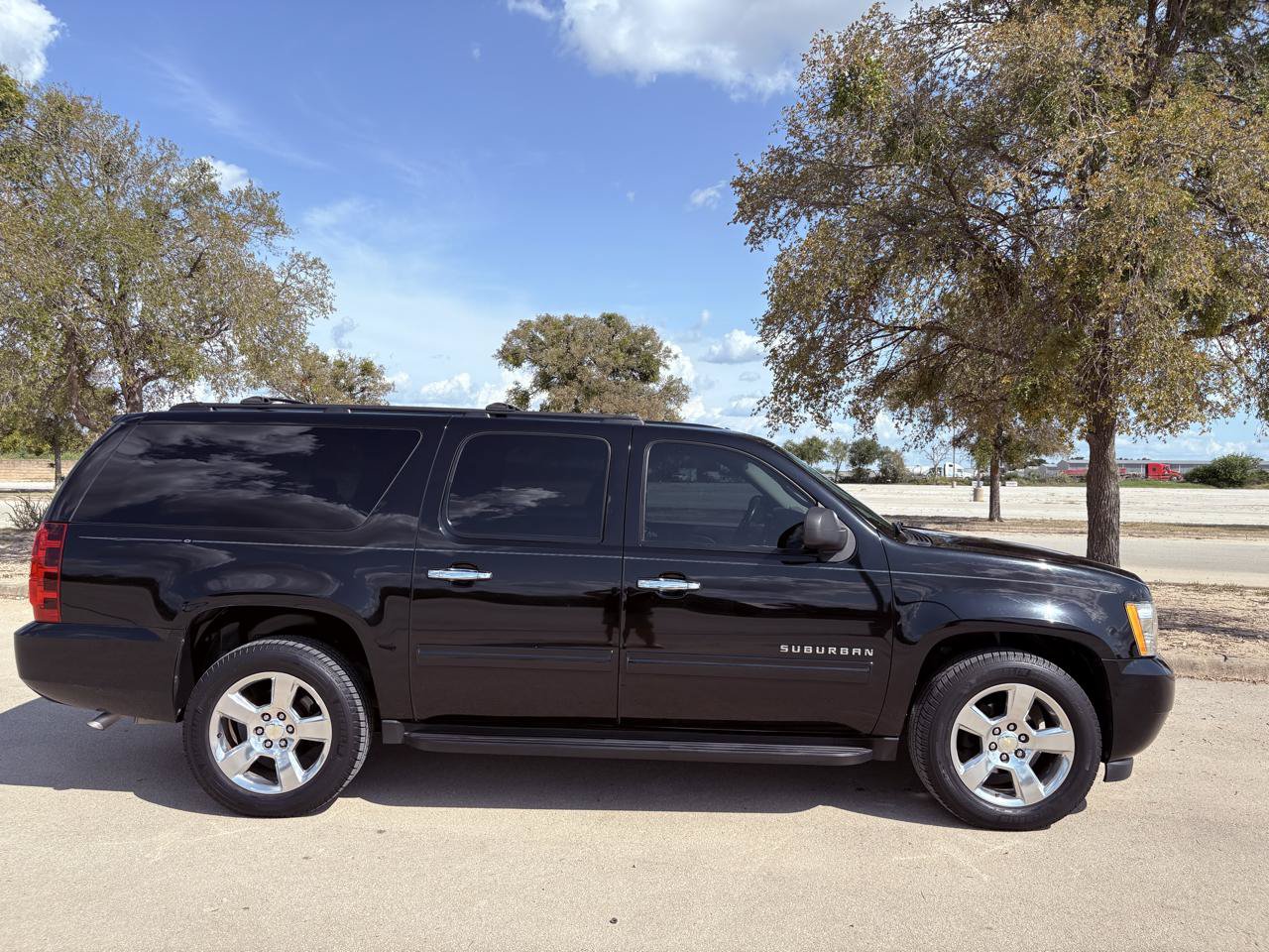 Used 2011 Chevrolet Suburban LS RWD image 34