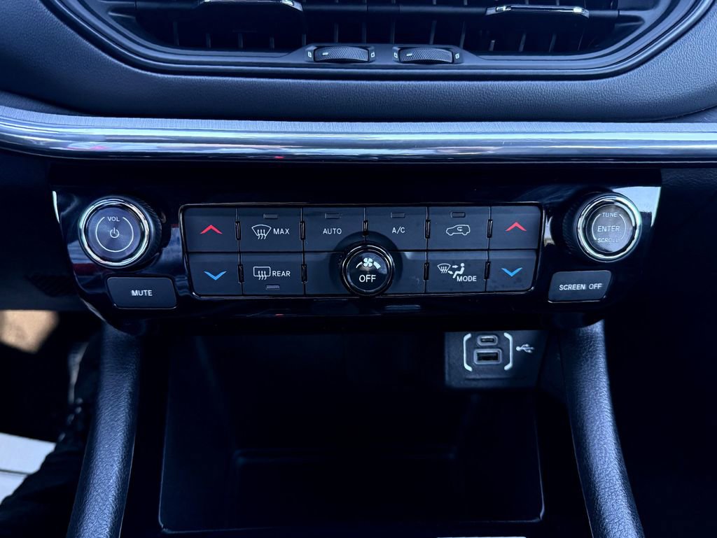 Used 2023 Jeep Compass Limited image 22