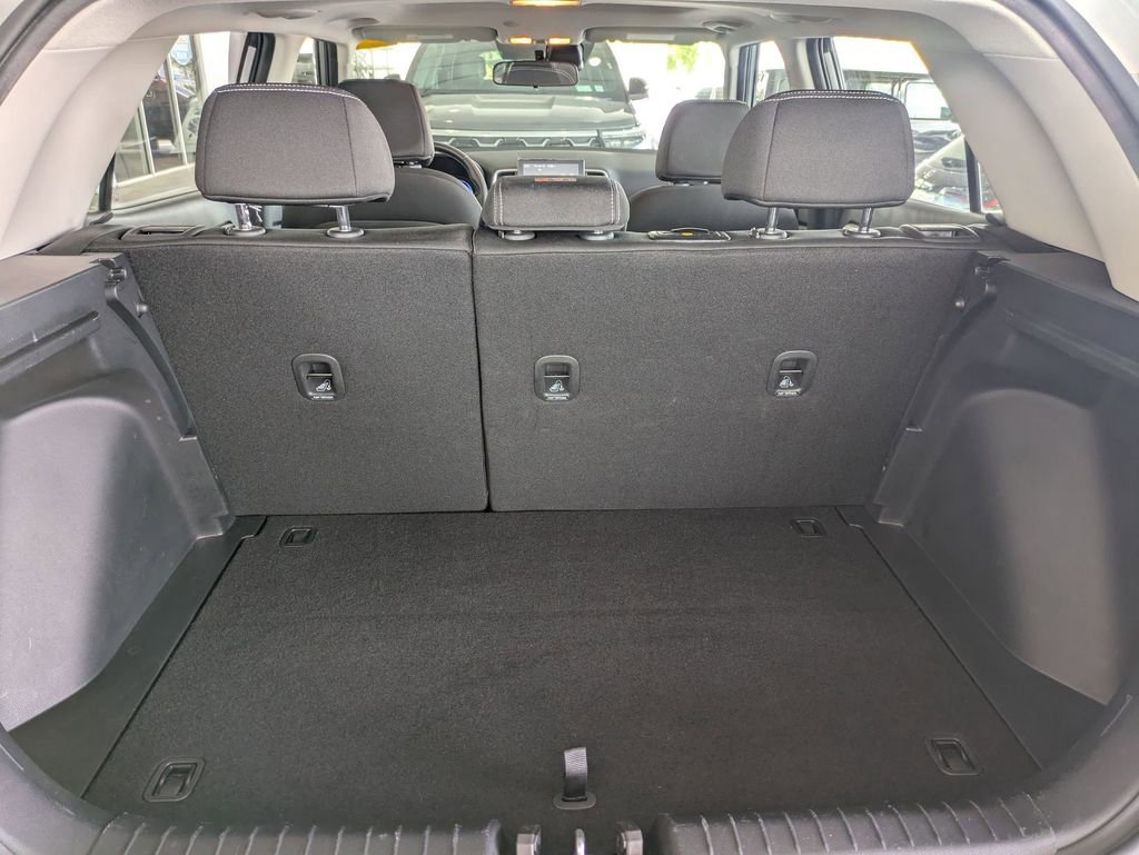 Used 2025 Hyundai Venue SEL FWD image 28