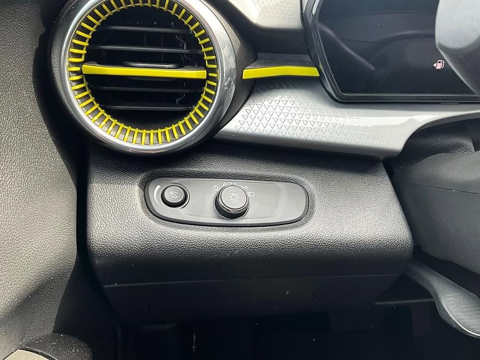 Used 2024 Chevrolet Trax LT w/ Sunroof Package image 16