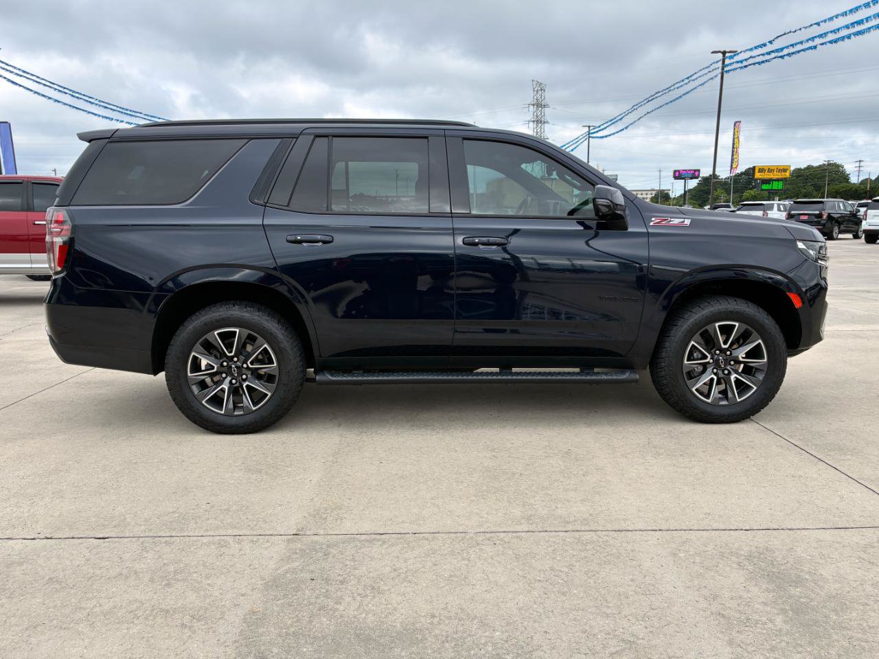 Used 2021 Chevrolet Tahoe Z71 w/ Luxury Package AWD/4WD image 5