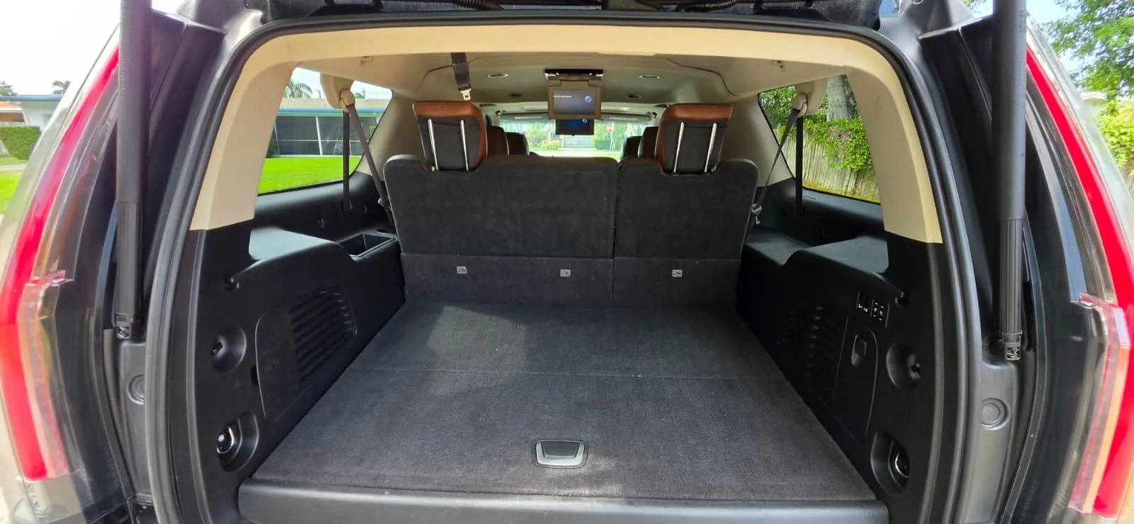 Used 2017 Cadillac Escalade ESV Luxury AWD/4WD image 11