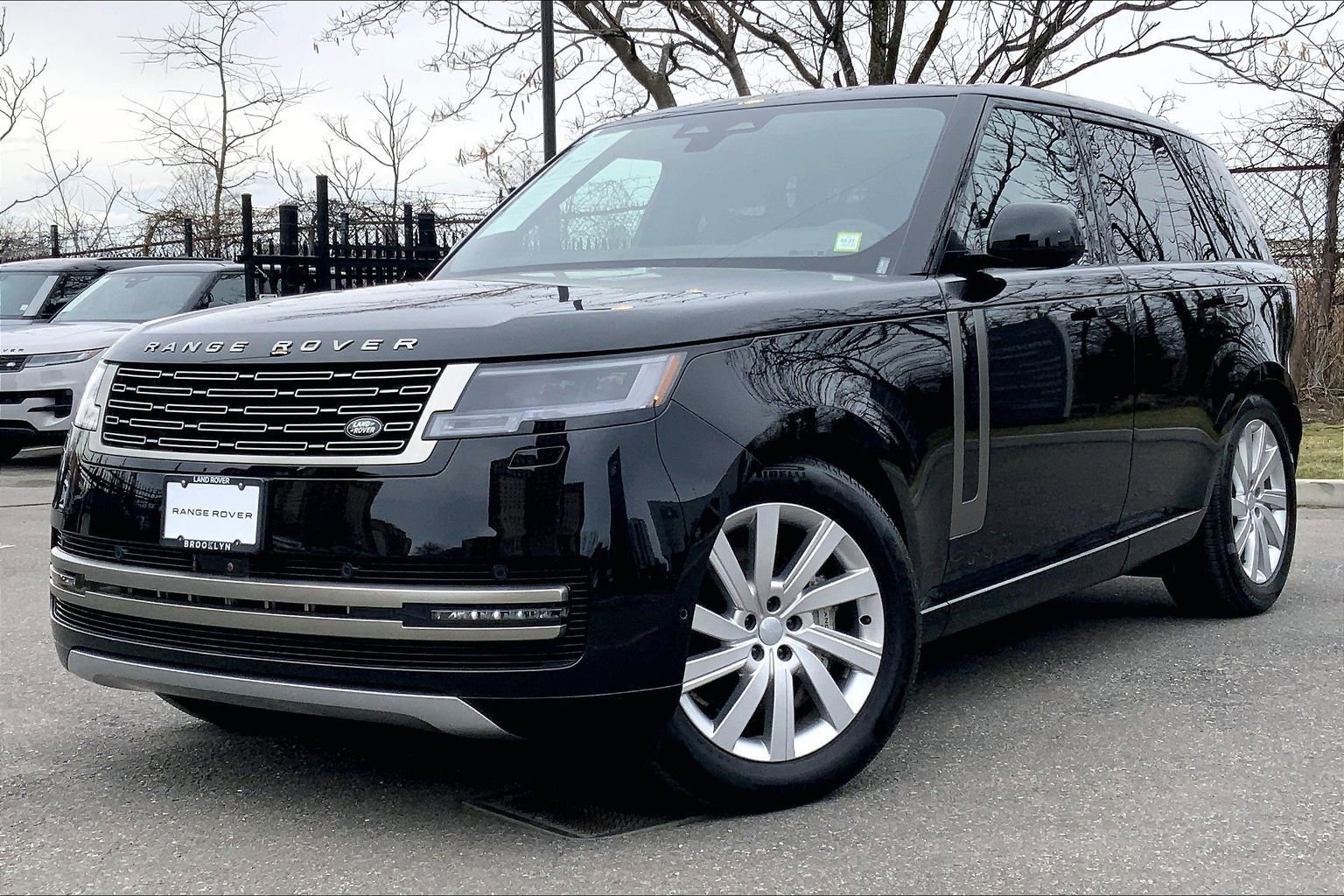 Used 2025 Land Rover Range Rover SE image 1
