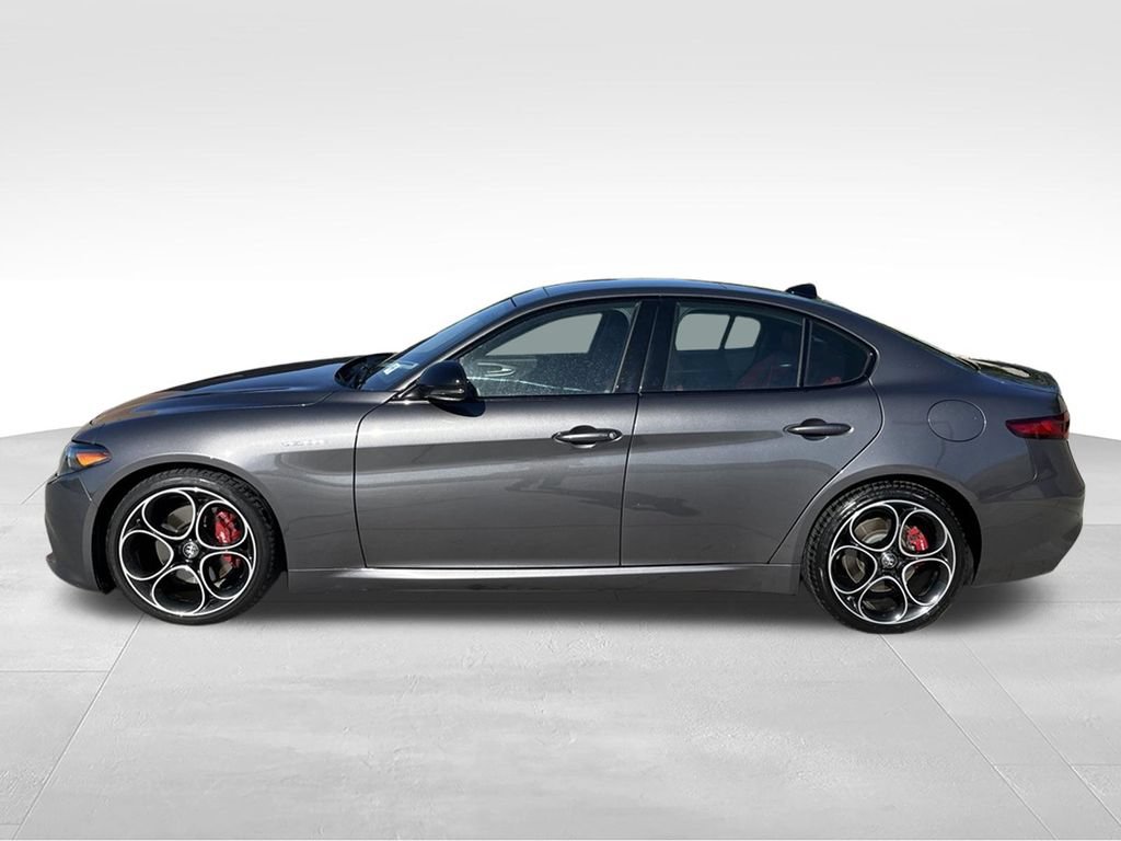 Used 2023 Alfa Romeo Giulia Veloce RWD image 10