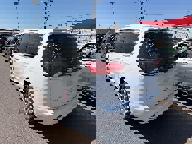 Used 2022 Chrysler Voyager LX image 4