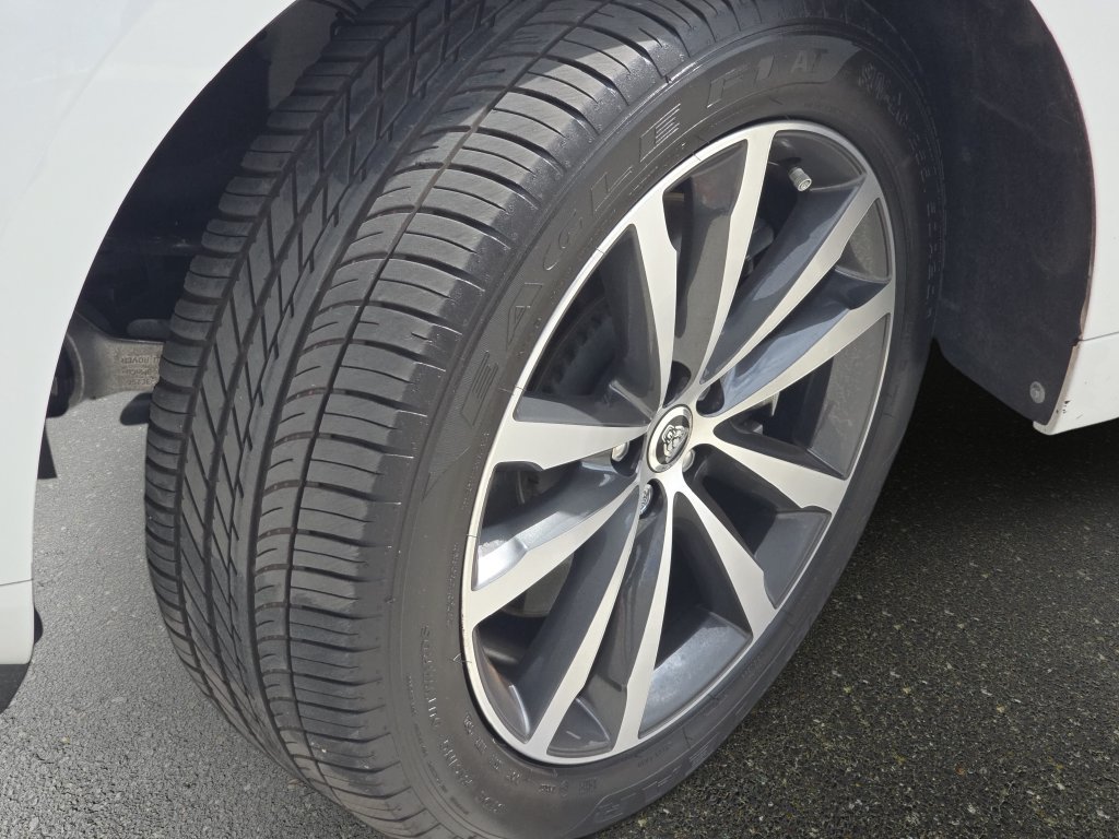 Certified 2025 Jaguar F-PACE R-Dynamic S AWD/4WD image 33