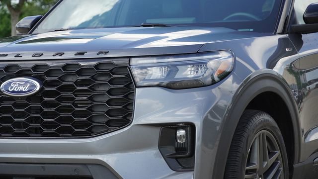 Used 2025 Ford Explorer ST-Line w/ ST-Line Street Pack AWD/4WD image 4