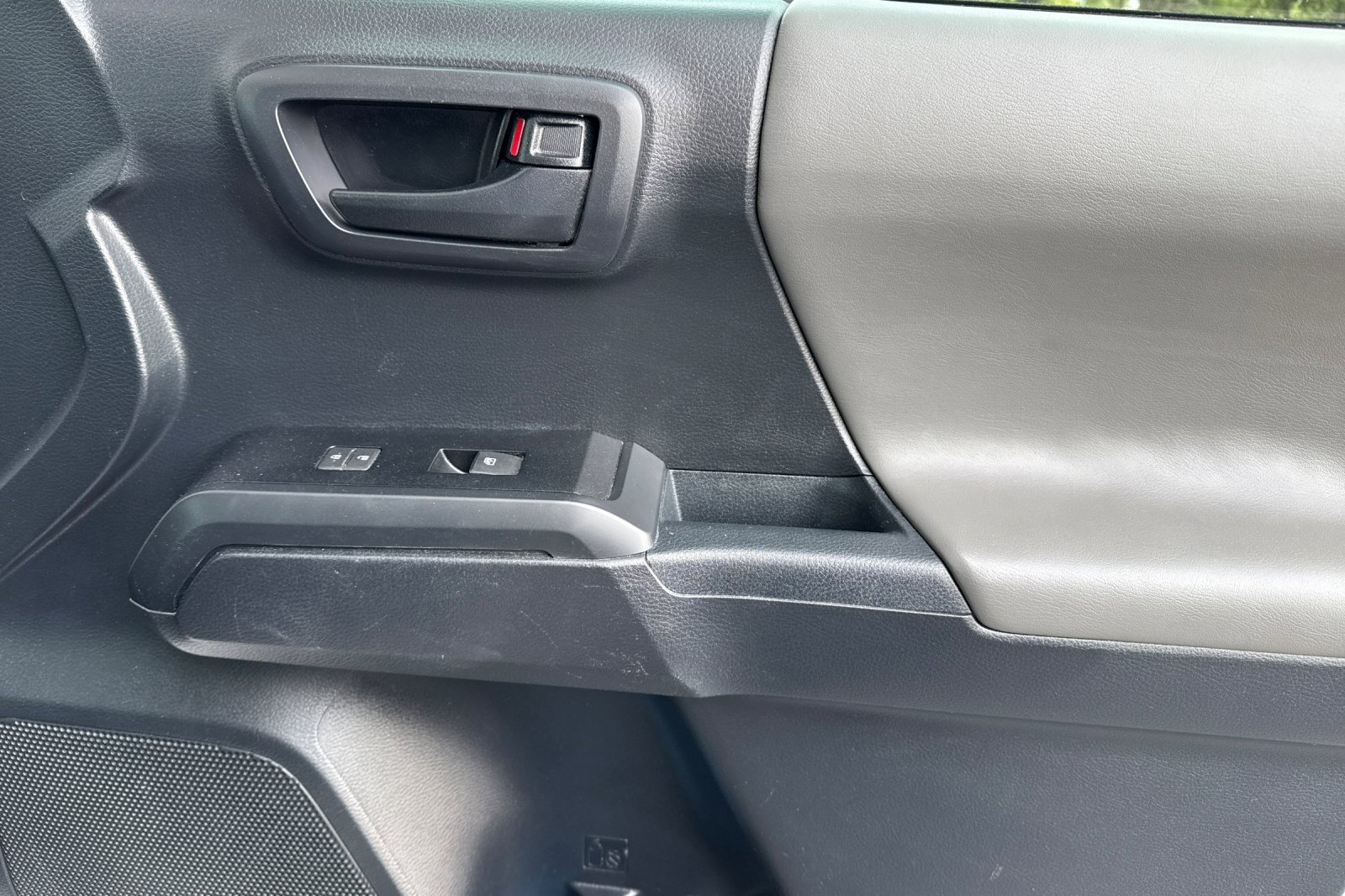 Used 2018 Toyota Tacoma SR image 20