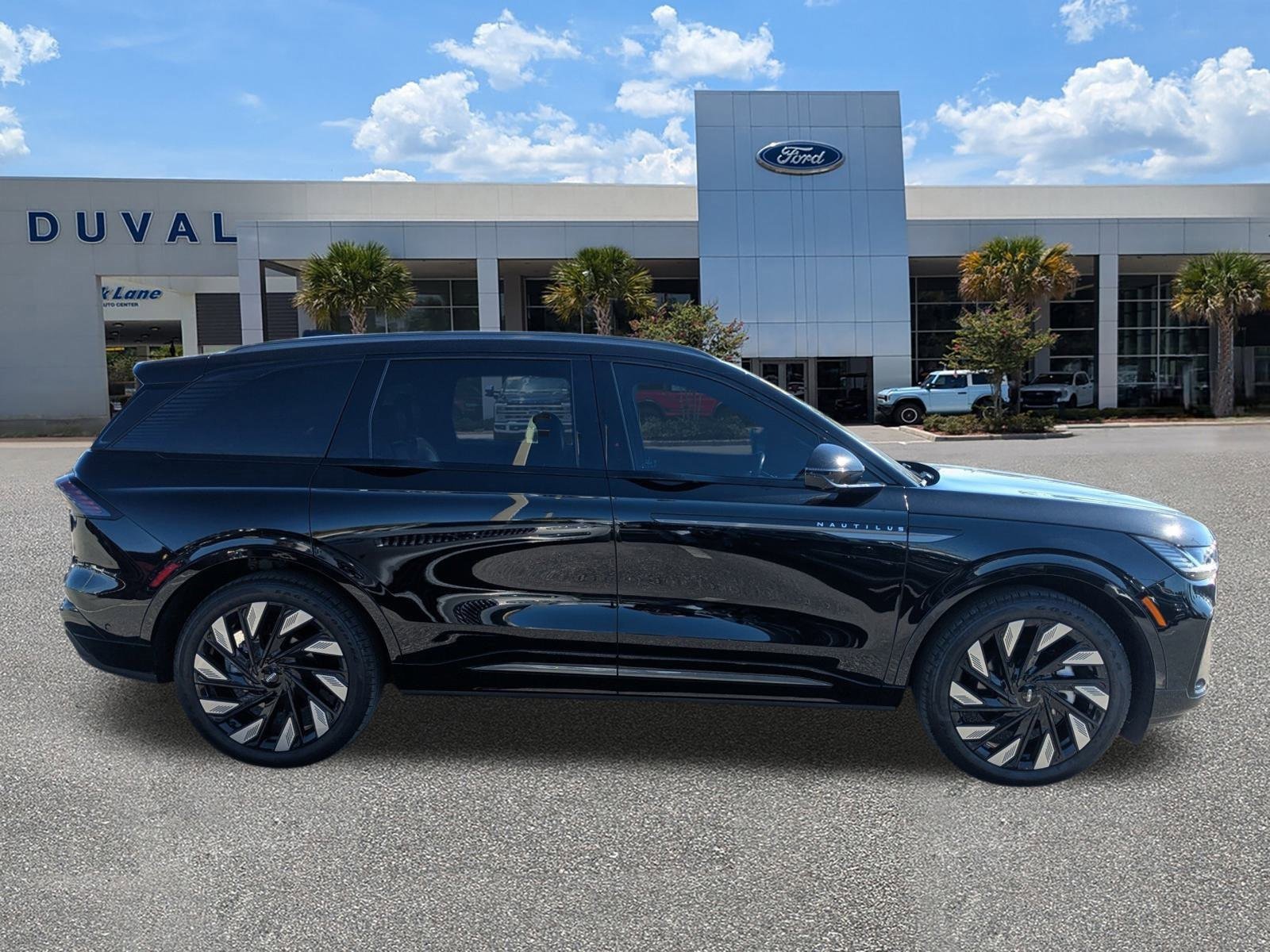 Used 2024 Lincoln Nautilus Reserve w/ Jet Appearance Package (87T) image 3