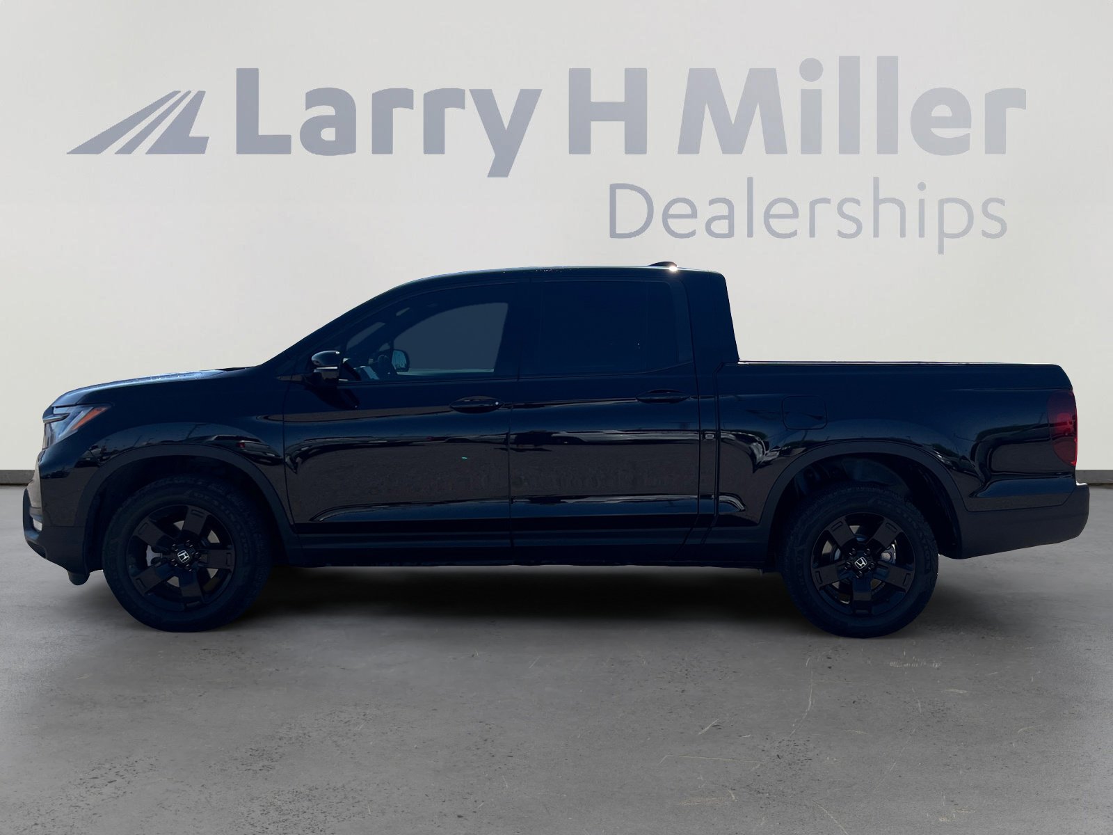 Used 2025 Honda Ridgeline Black Edition image 2