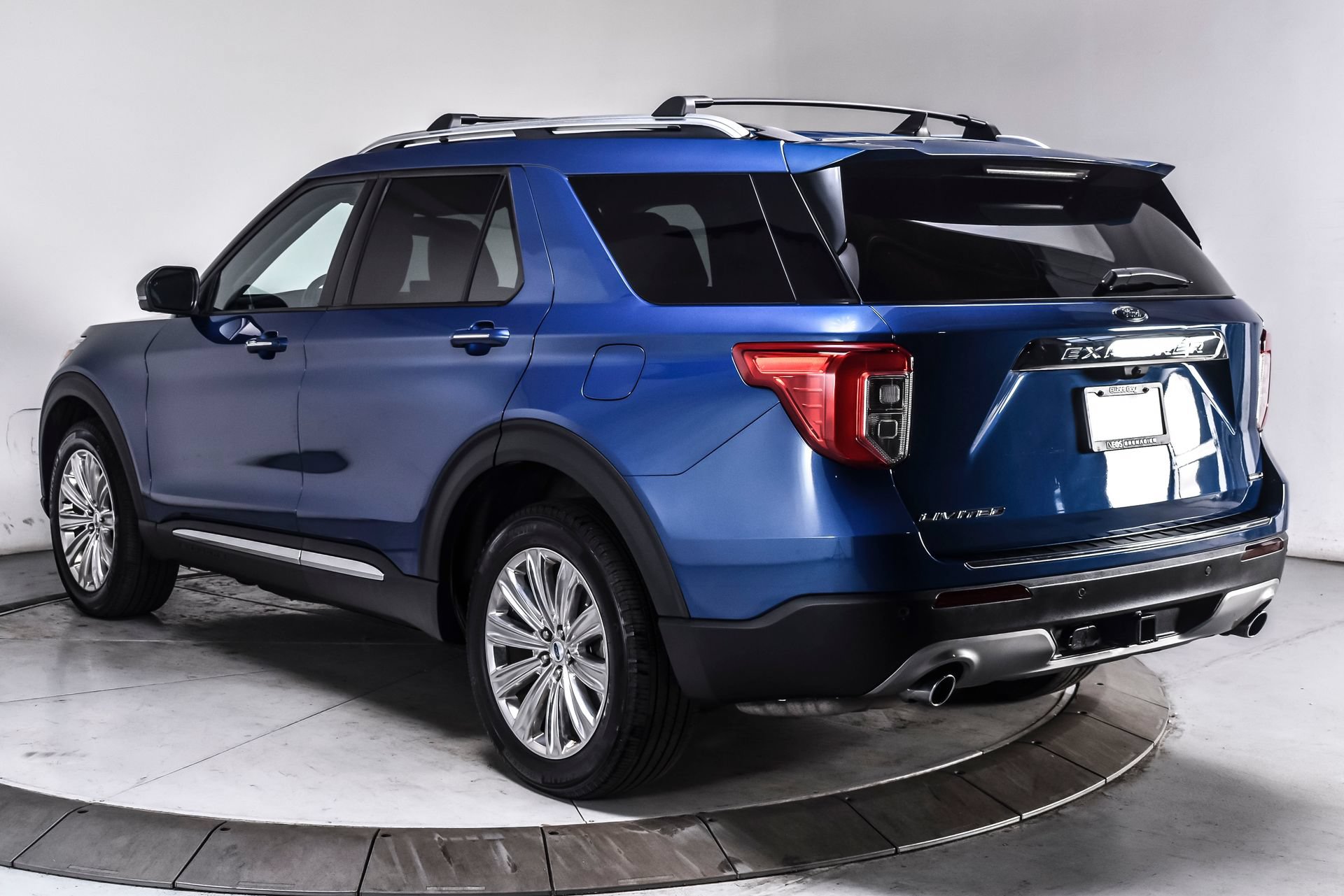 Used 2023 Ford Explorer Limited AWD/4WD image 4