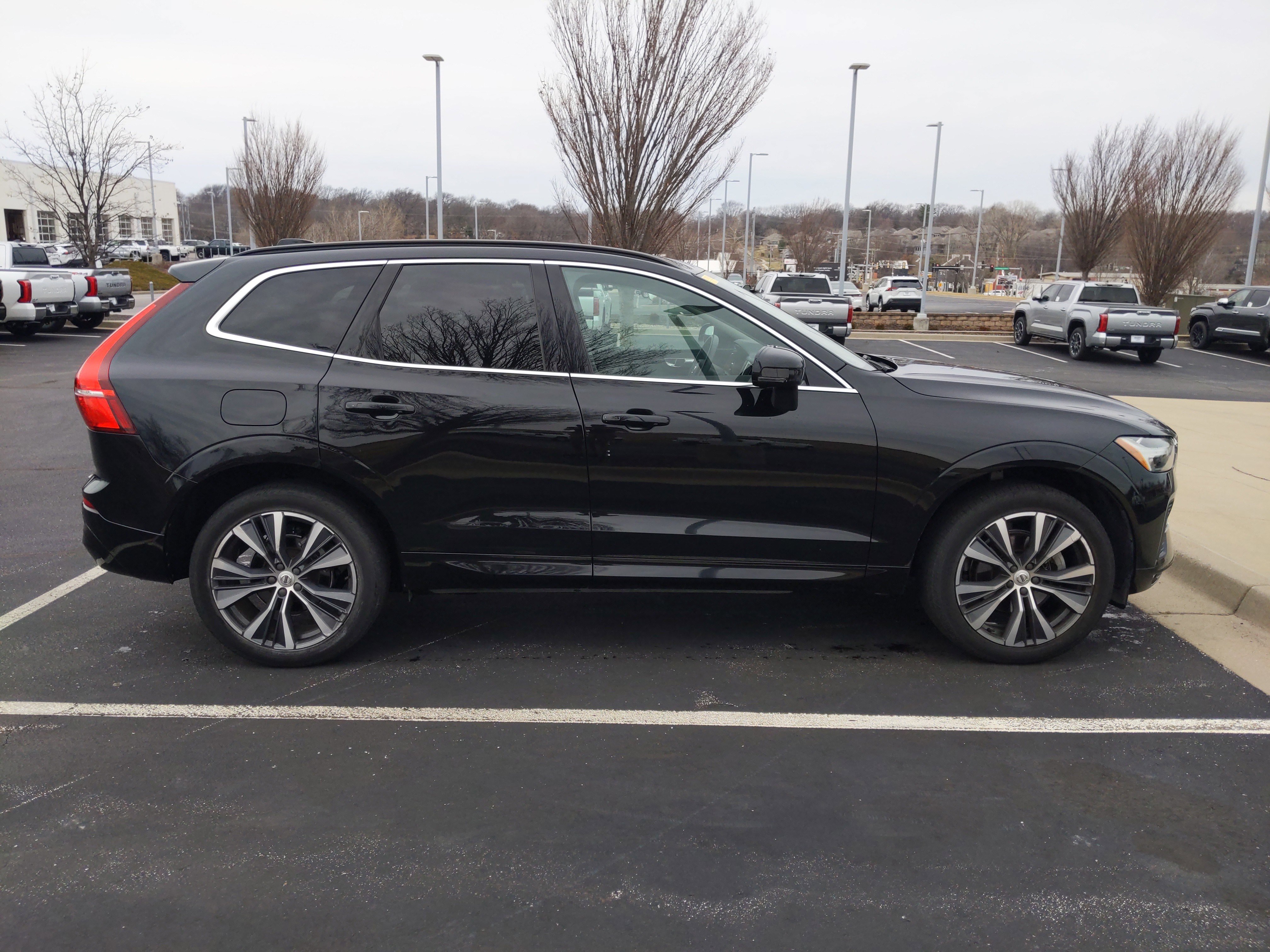 Used 2022 Volvo XC60 B5 Momentum w/ Protection Package Premier image 11