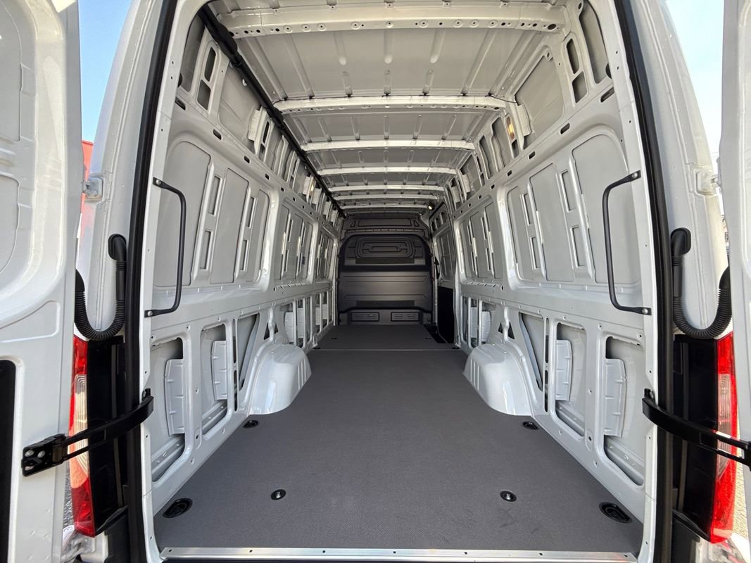 Used 2025 Mercedes-Benz Sprinter 2500 image 27