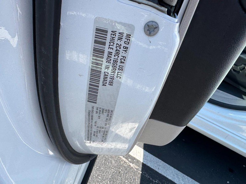 Used 2024 Chrysler Pacifica Touring-L FWD image 24