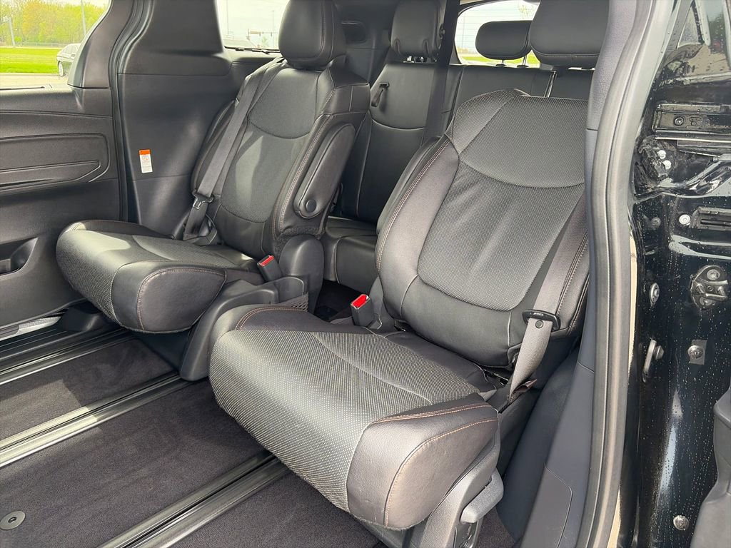 Used 2025 Toyota Sienna Platinum AWD/4WD image 30