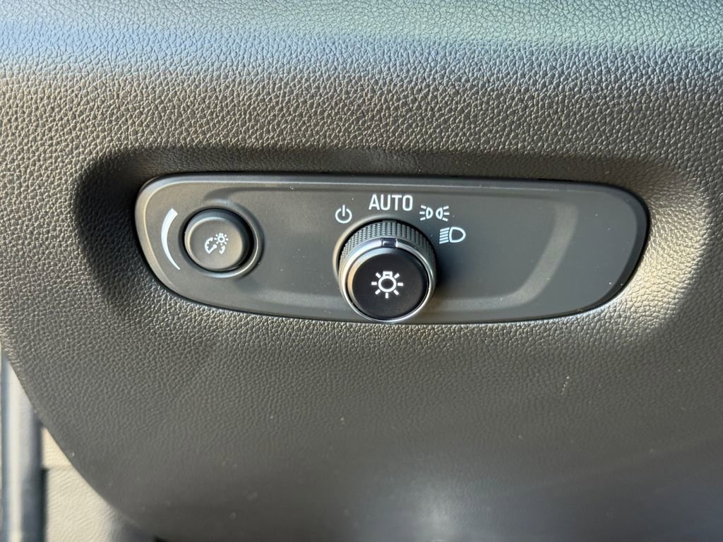 Used 2023 Chevrolet Traverse LT image 21