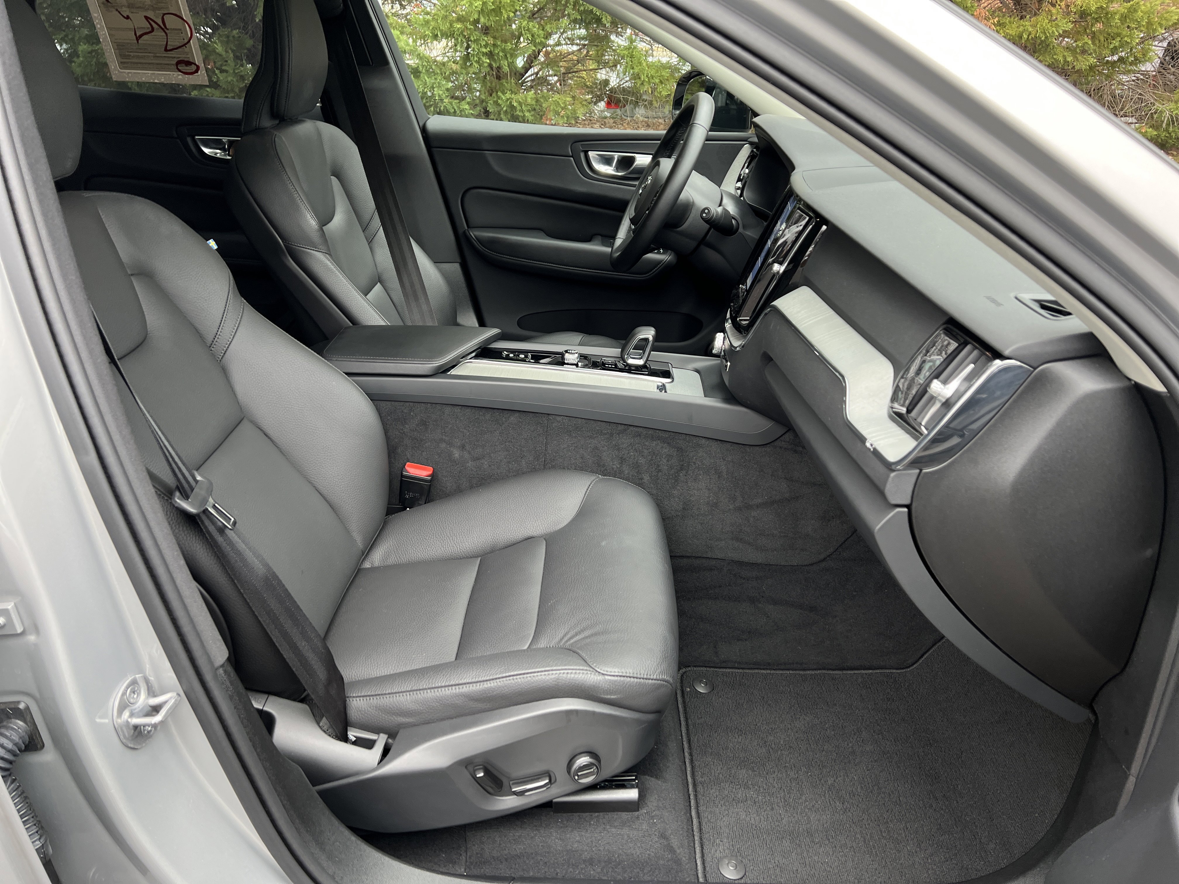 Used 2025 Volvo XC60 B5 Plus image 33