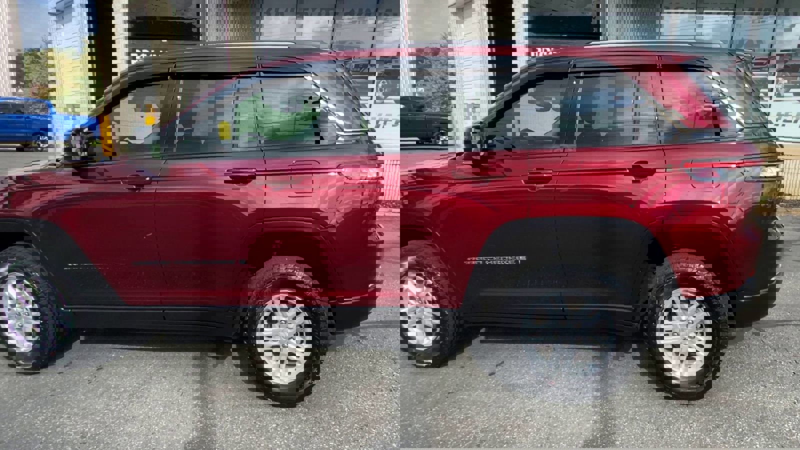 Used 2023 Jeep Grand Cherokee Laredo image 36