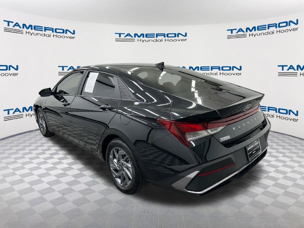 Used 2024 Hyundai Elantra SEL FWD image 3