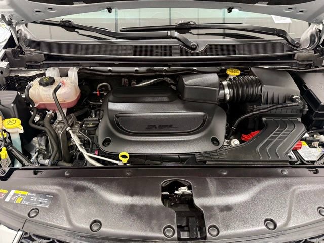 Used 2024 Chrysler Pacifica Touring-L image 9