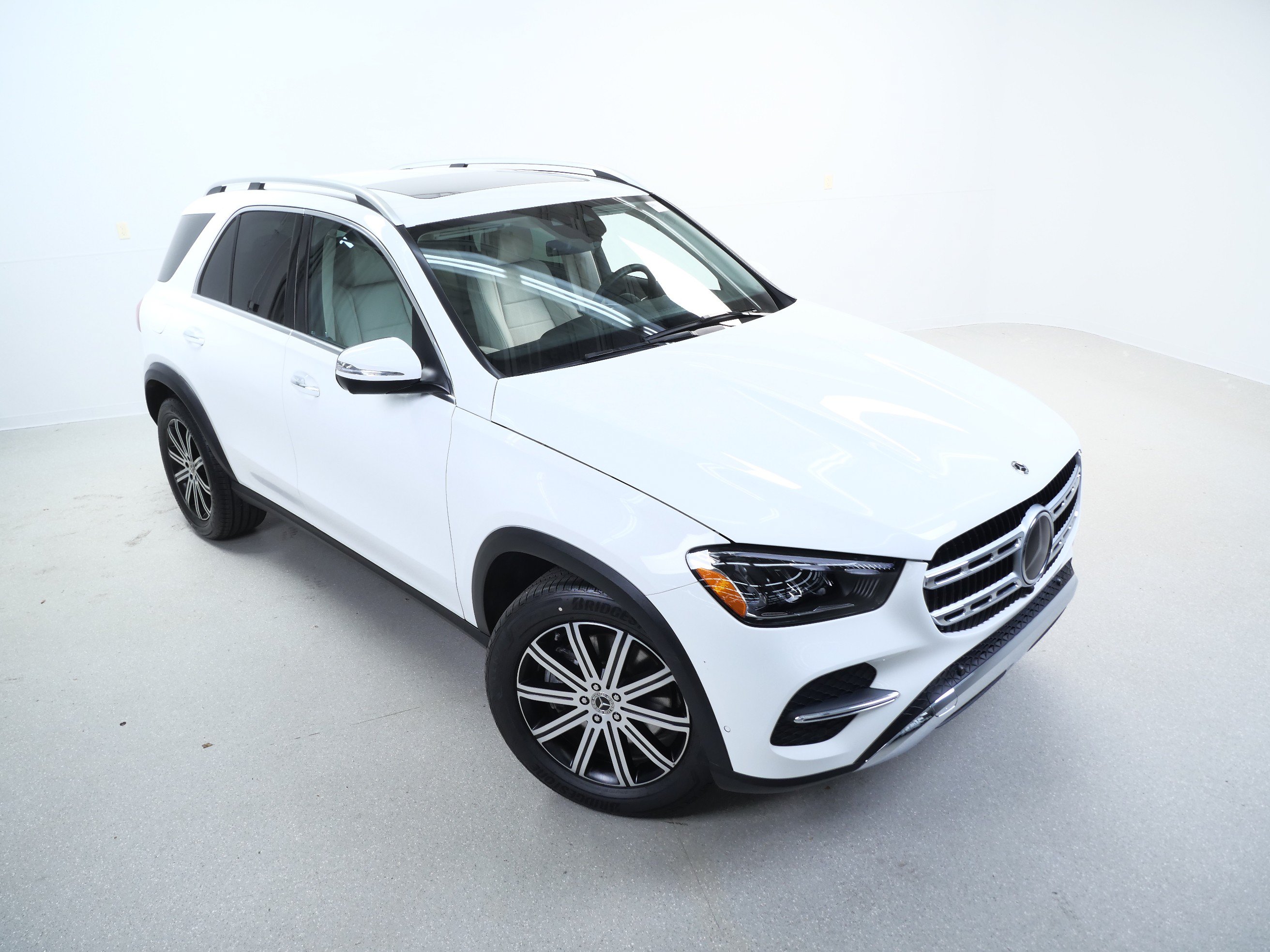 Certified 2025 Mercedes-Benz GLE 450e 4MATIC w/ Driver Assistance Package image 4