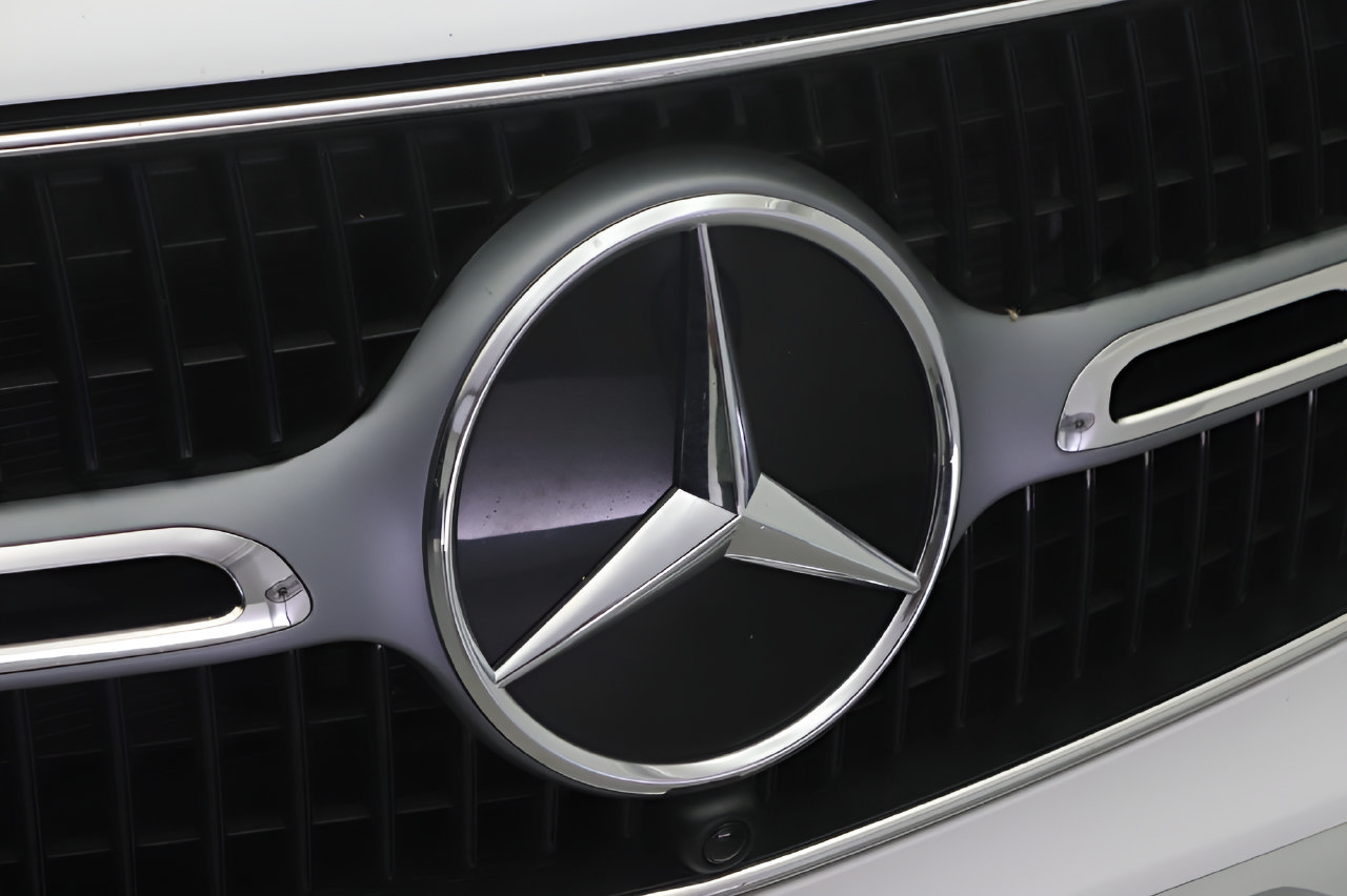 Used 2025 Mercedes-Benz GLC 350e 4MATIC image 26