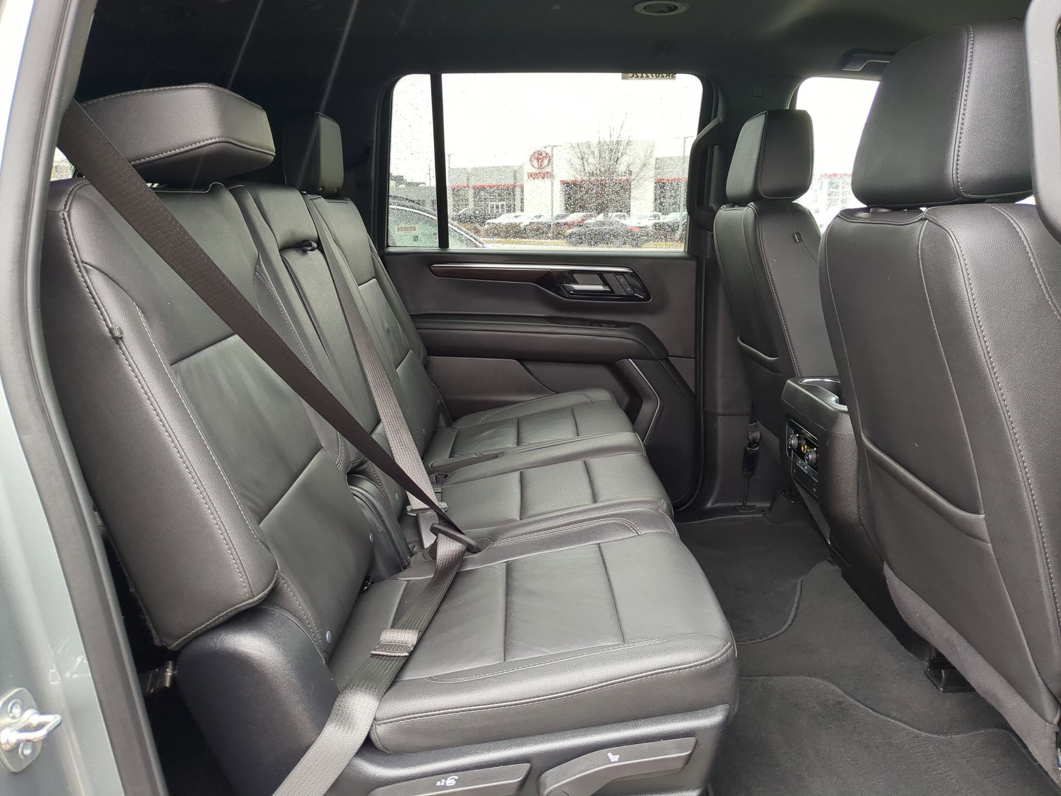 Used 2025 Chevrolet Suburban Z71 image 31