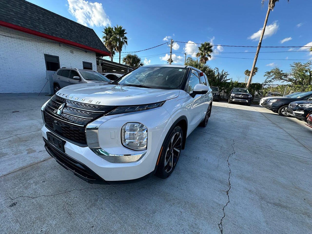Used 2022 Mitsubishi Outlander ES AWD/4WD image 2