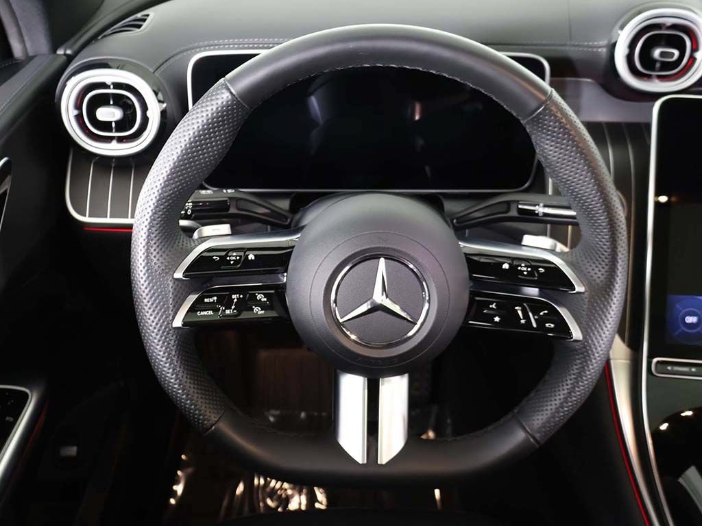 Used 2025 Mercedes-Benz GLC 300 4MATIC image 42