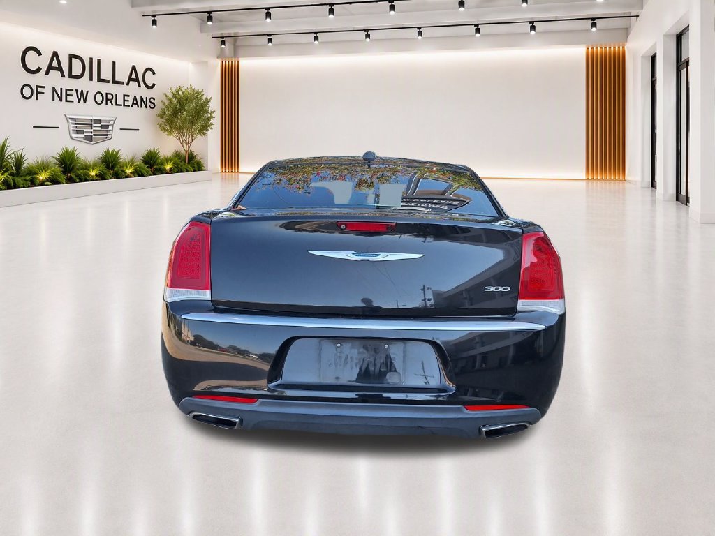 Used 2020 Chrysler 300 Touring w/ Chrome Appearance Package RWD image 3