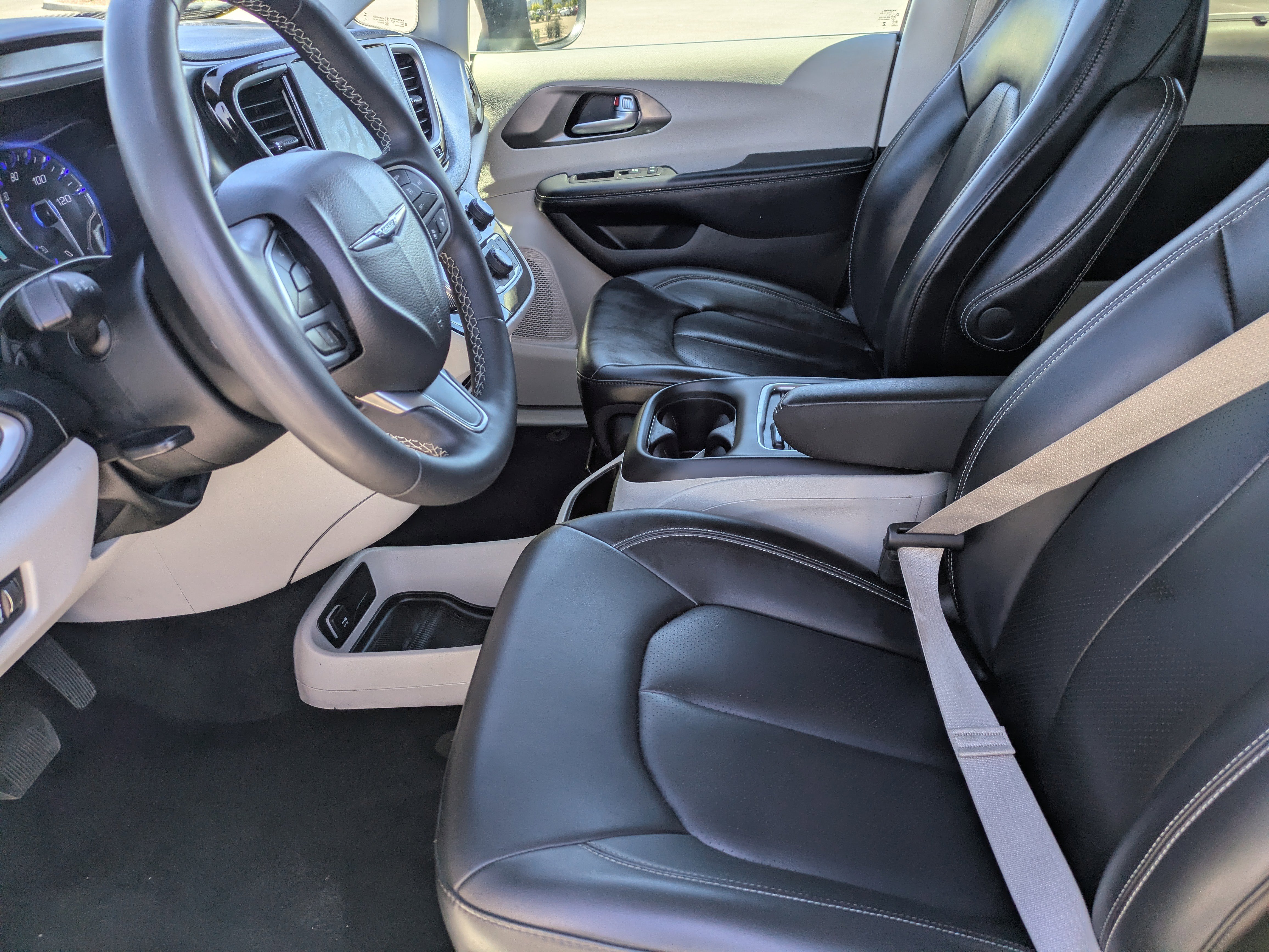 Used 2023 Chrysler Pacifica Touring-L FWD image 26