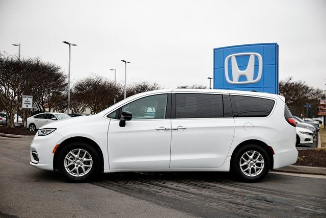 Used 2024 Chrysler Pacifica Touring-L image 4