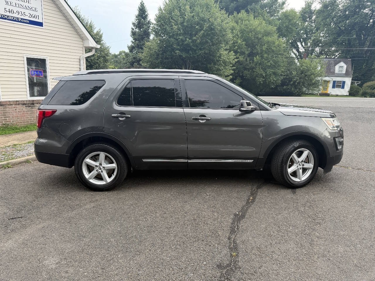 Used 2017 Ford Explorer XLT w/ Equipment Group 202A AWD/4WD image 8