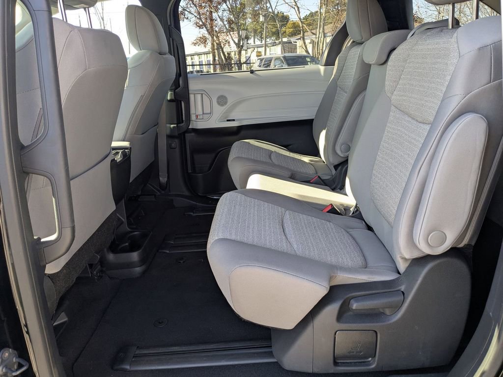 Used 2025 Toyota Sienna LE image 26