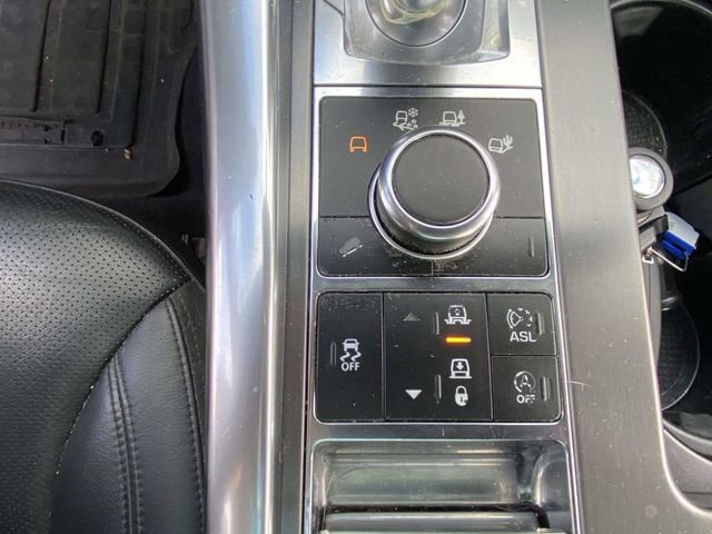 Used 2015 Land Rover Range Rover Sport SE image 18