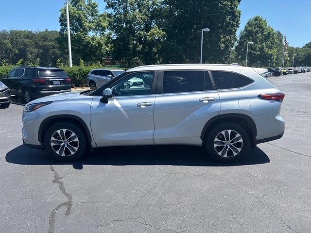 Used 2023 Toyota Highlander XLE AWD/4WD image 2