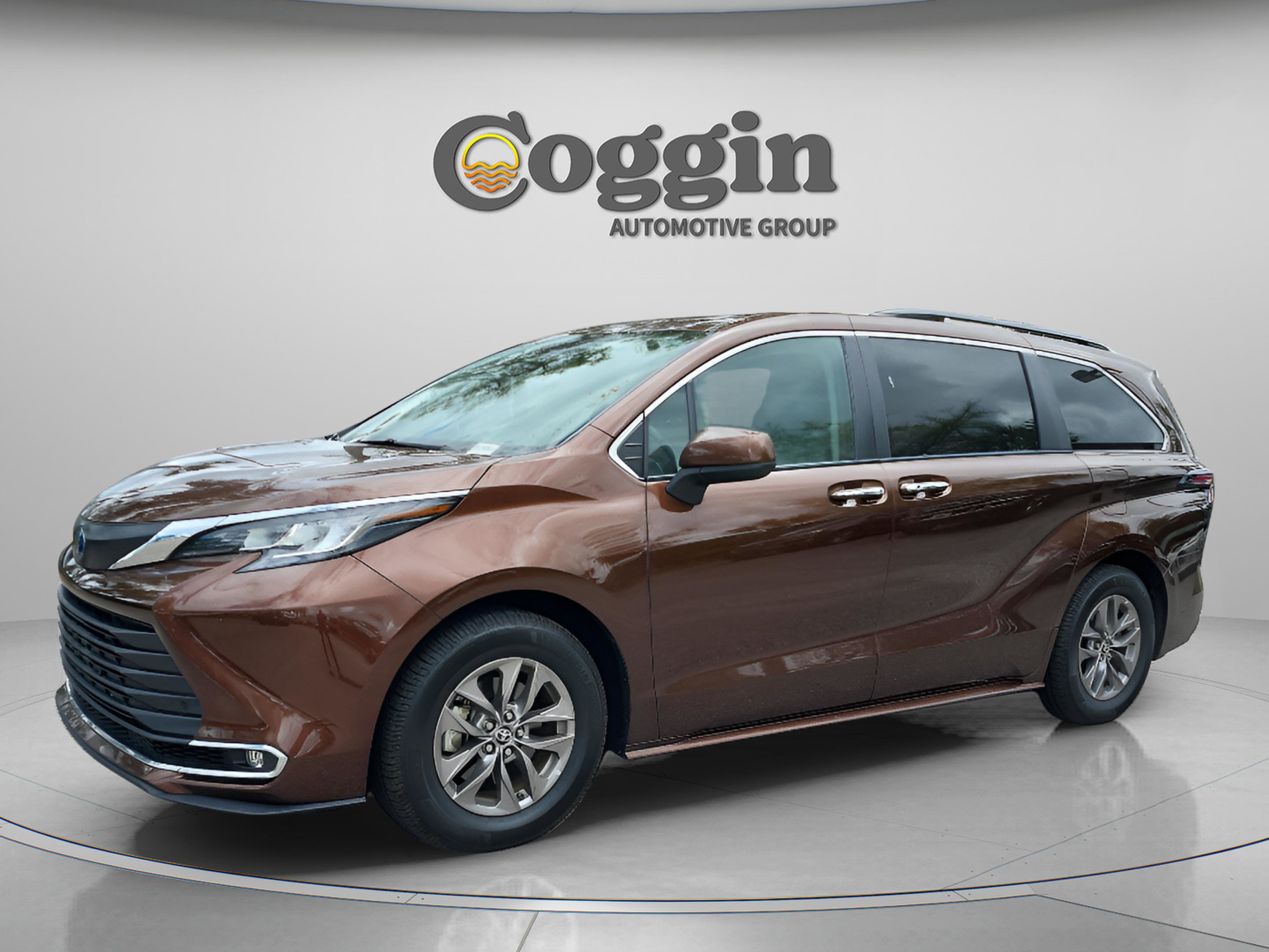 Used 2023 Toyota Sienna XLE image 1