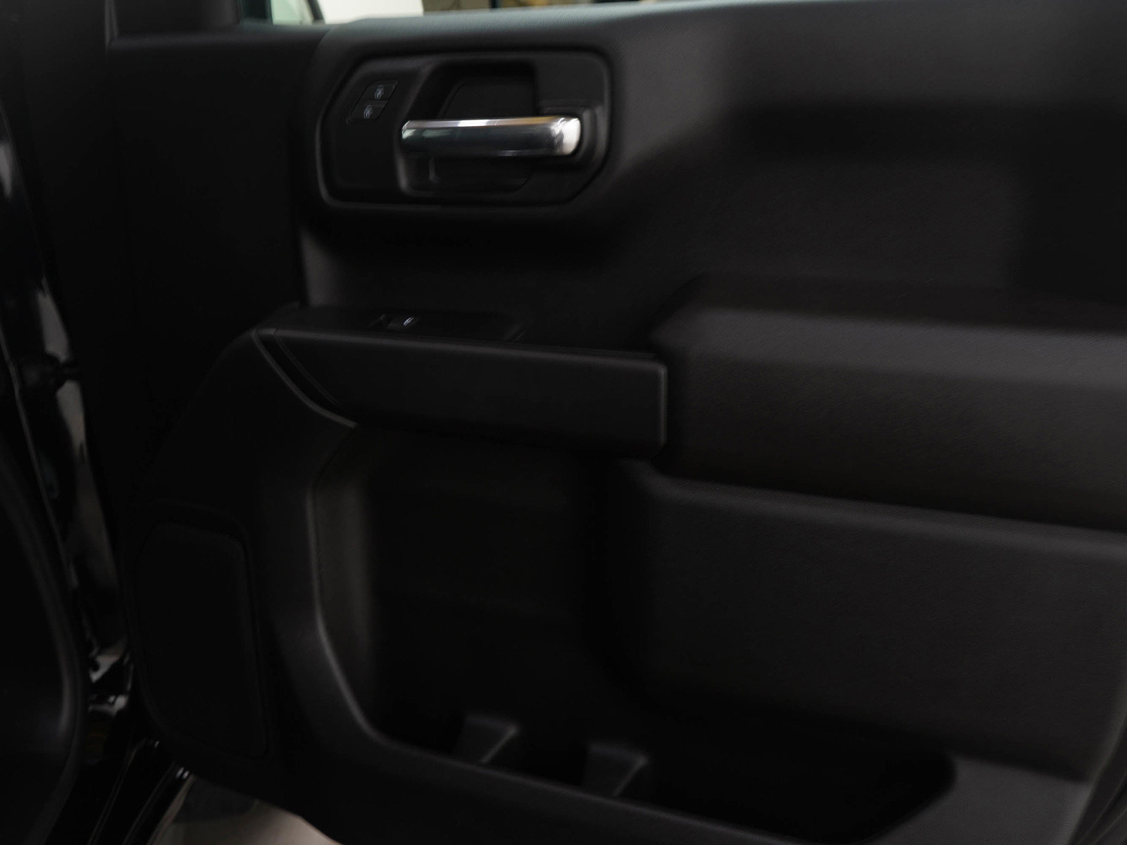 Used 2024 Chevrolet Silverado 1500 Custom w/ Turbomax Blackout Package image 9