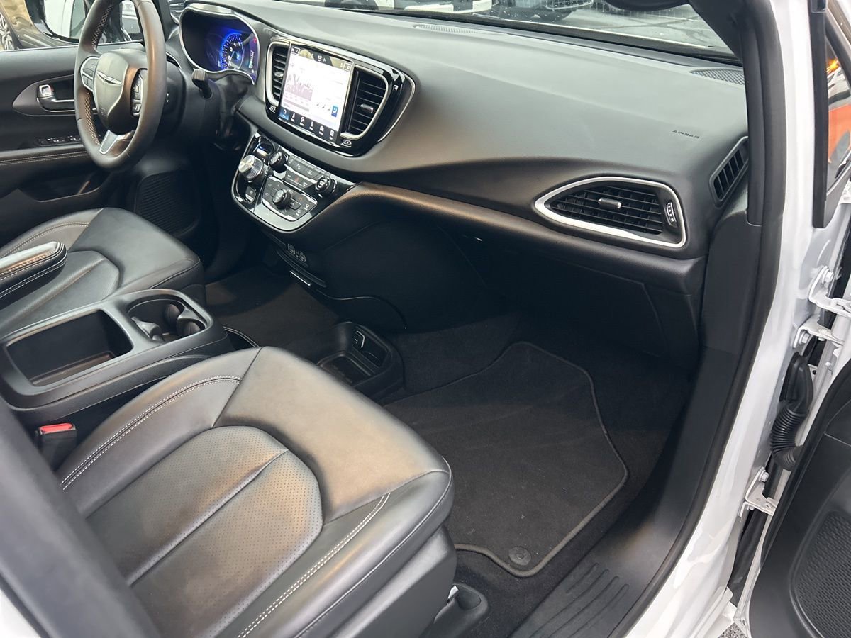 Used 2025 Chrysler Pacifica Select FWD image 39