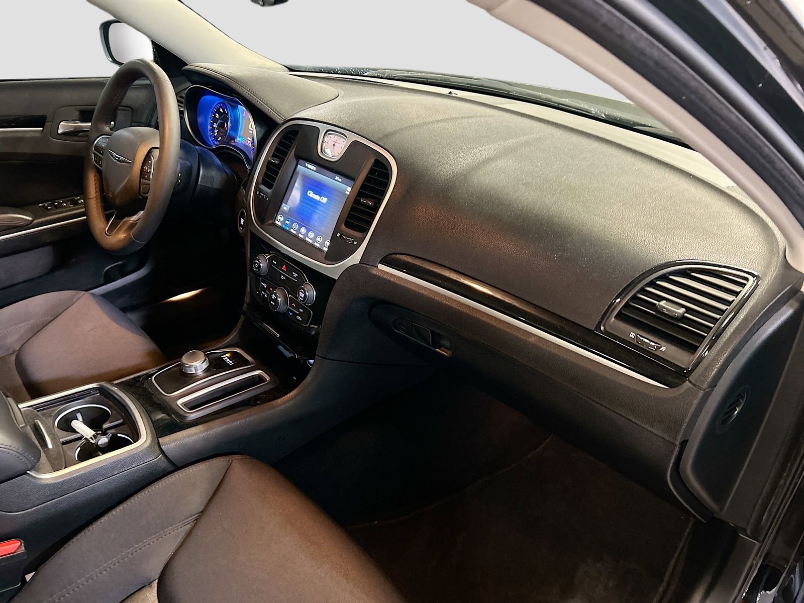 Used 2023 Chrysler 300 Touring w/ Sport Appearance Package image 28