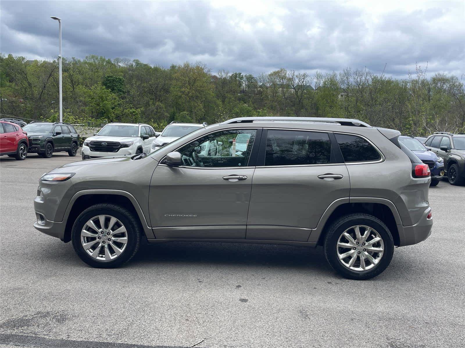 Used 2016 Jeep Cherokee Overland AWD/4WD image 2