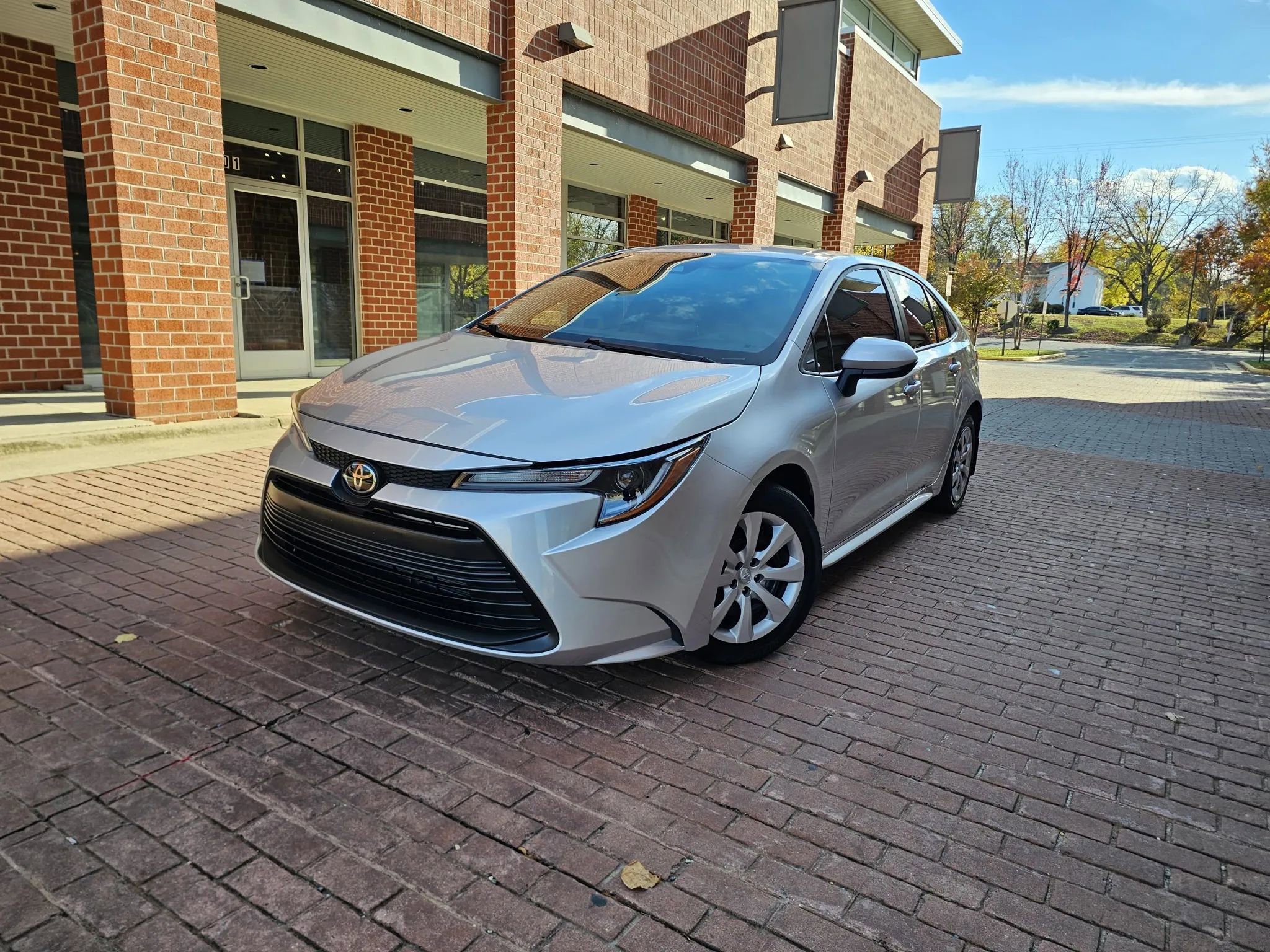 Used 2021 Toyota Corolla LE image 3